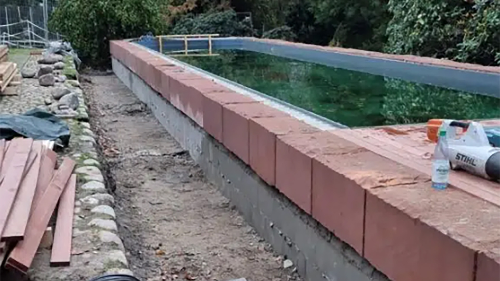 Bau eines Living-Pools als Überlaufbecken