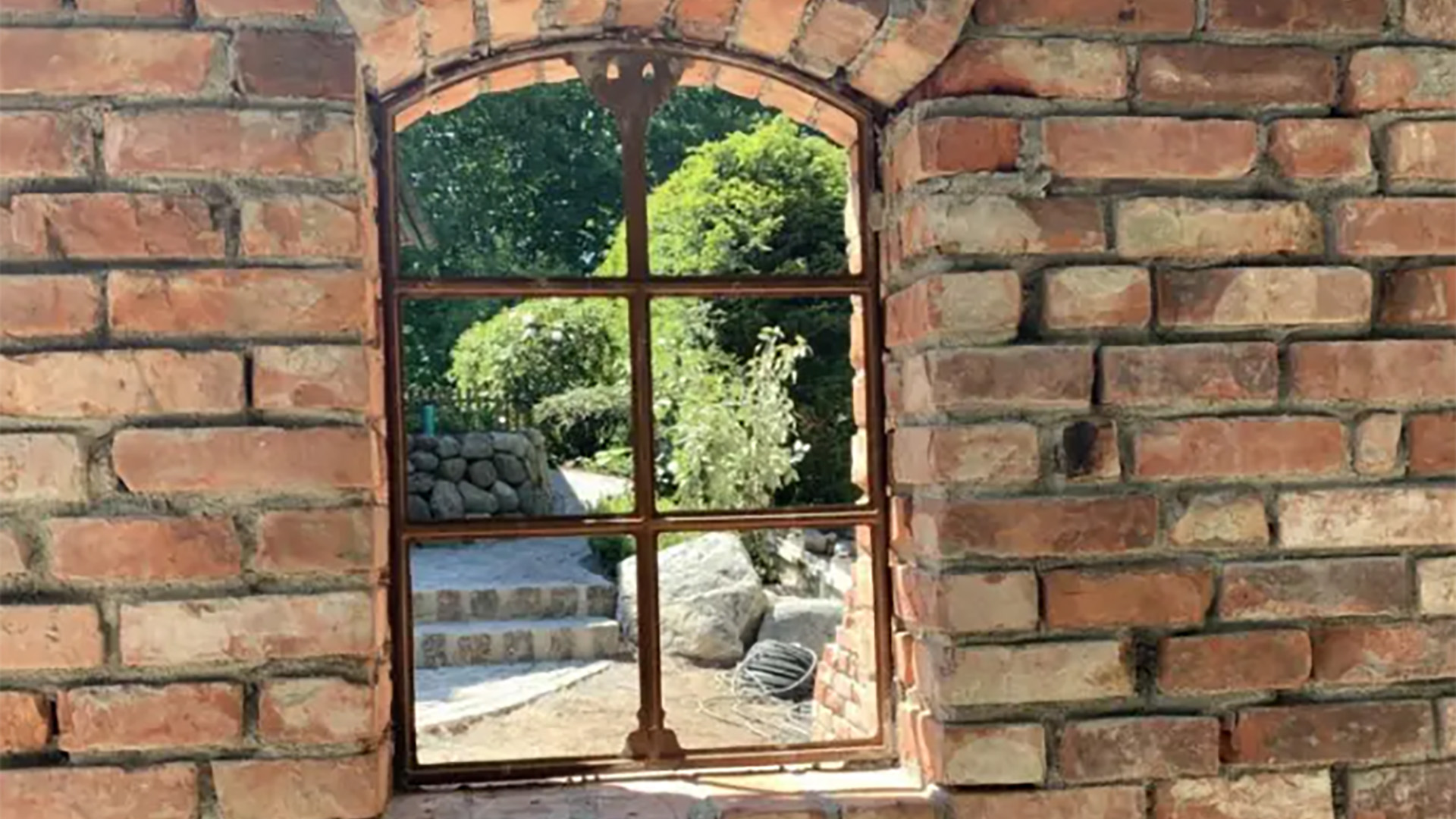 Fenster zwischen den Steinen